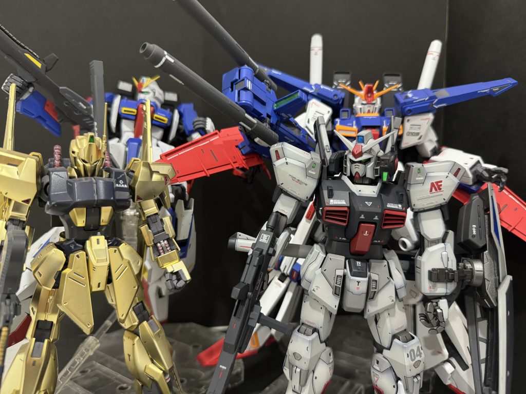 我が家のガンダムチーム。みんな1/100なのでゴツくて画角に入り切りませんでした😓最近グレーばっかりなので次は違う色で作ろうかなと思います。ご観覧ありがとうございました😊