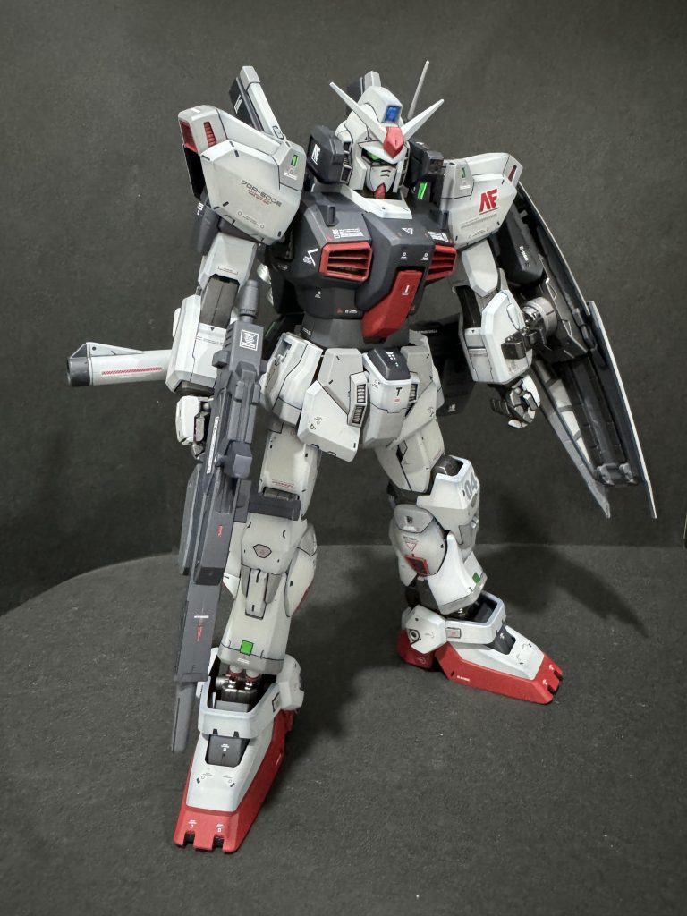 友人に勧められてMGスーパーガンダム(中の人はver.1.0)を購入、「内部フレームから作るんかい!」とか、1人ブツブツ言いながら初のMGを作成したのがもう25年前。それも実家のどこかに眠ってるはず。巷ではゴリラ顔とか言われてるMk-Ⅱですが、悪そうな顔で私はけっこう好きです。