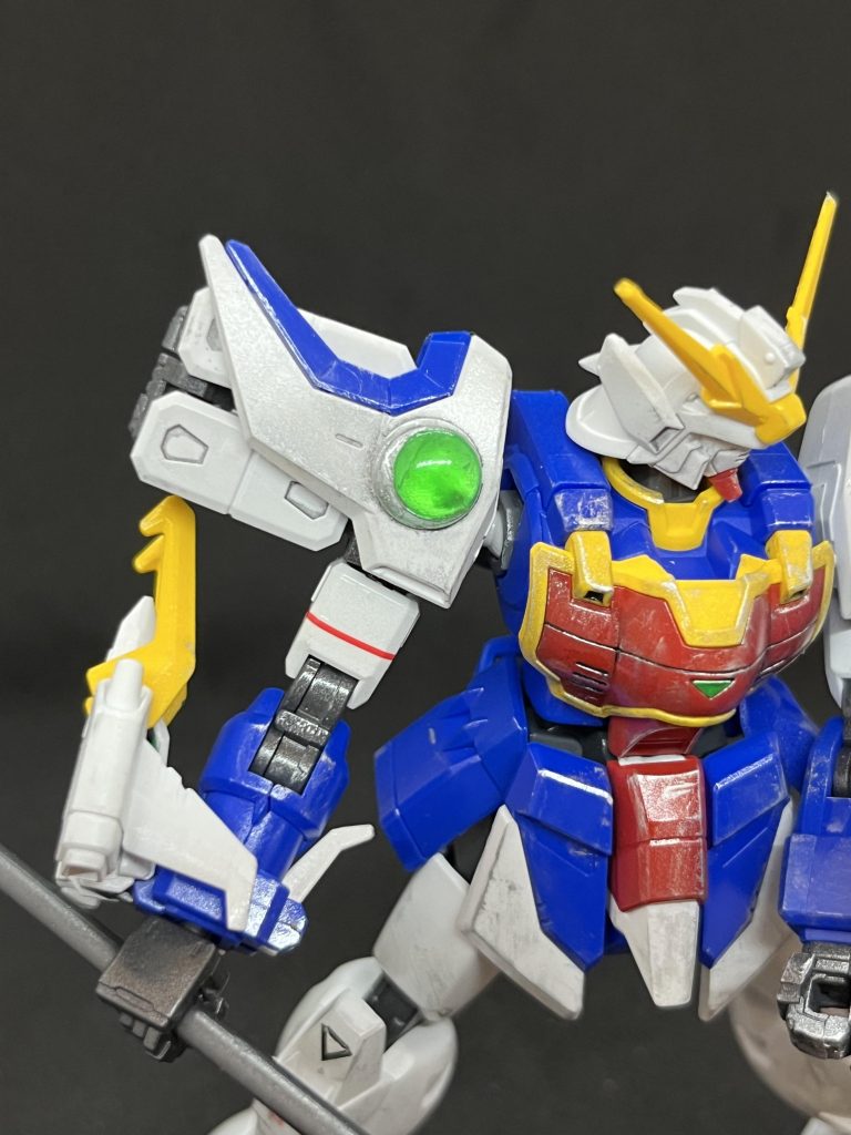 ワンポイントで、二の腕に赤い線をいれてみました。