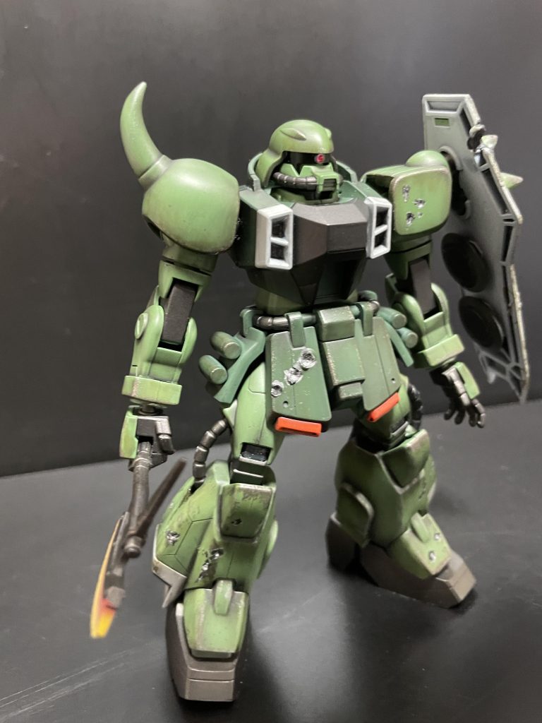 少しだけ手を加えています。合わせ目消しをするのに後ハメ加工をしているのと、シールドとショルダーの間が、ノーマルだと不自然に開いているので、詰めてます