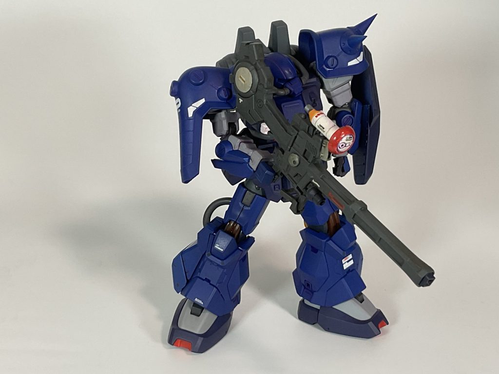 ホビーハイザックには武器が付属していないので試作品のビームライフルというオレ設定で製作。トールギスⅢのビームキャノンを流用してジャンクパーツでトリガーやセンサー部を製作しました、試作の急造品な為に形状がゴテゴテしています