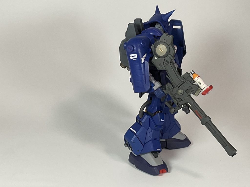 塗装は薄い青はサンダーバーズカラー、ネービーブルー、ホワイトで調色、濃い青はガイアのダークブルーイッシュパープルに少量のホワイトを足して調色したもの。赤はバーチャロンカラーのローズブライトレッドを塗装した後にグロスのクリアーをエアブラシ塗装しました!