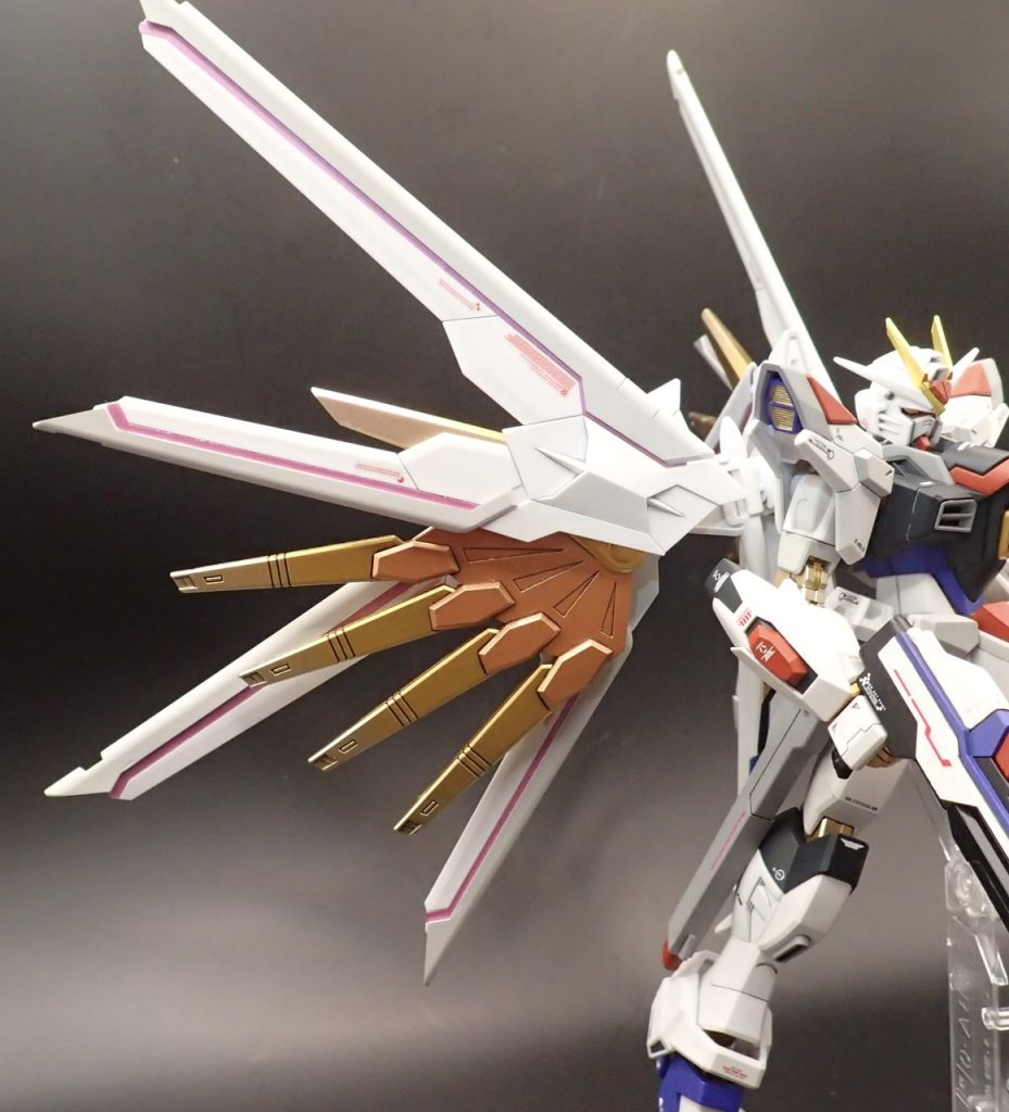 シール部分は偏光塗料で塗装して見る角度によって色が変わります。金の部分も先端にいくほどシルバーに近くなるようにしてオシャレな感じにグラデーション