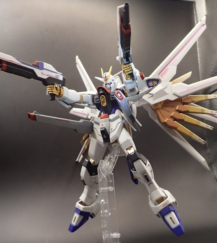 造形はいじらず、部分的に差し色や色分けをして情報量を増やしてます。