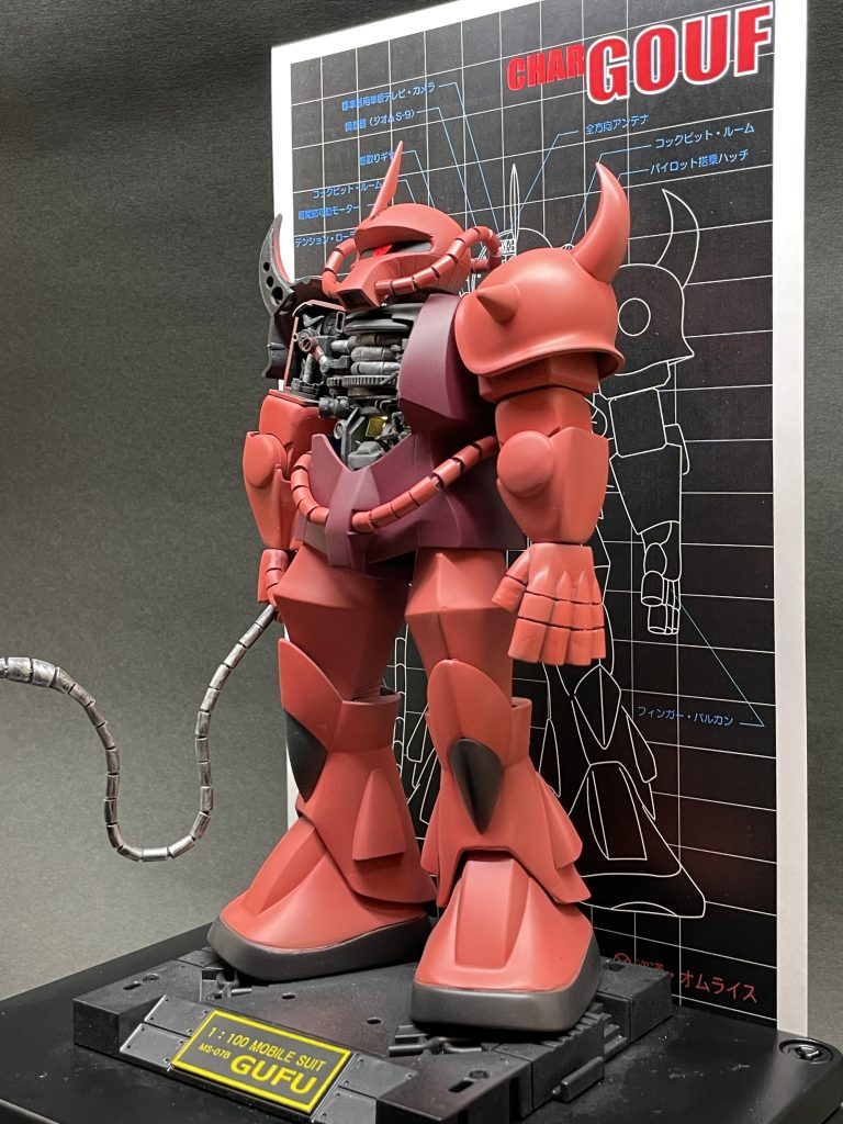 メカニックモデルの立ち姿、、後ろのイラストは、相互フォロワーのマッドさんが案を出して頂き、昔風で作成しました。。前のネームプレートは、、透明なシールに黒で印刷、、金の折り紙に貼って作りました。。30枚の中に一枚しか入っていない貴重な金の折り紙。。。笑