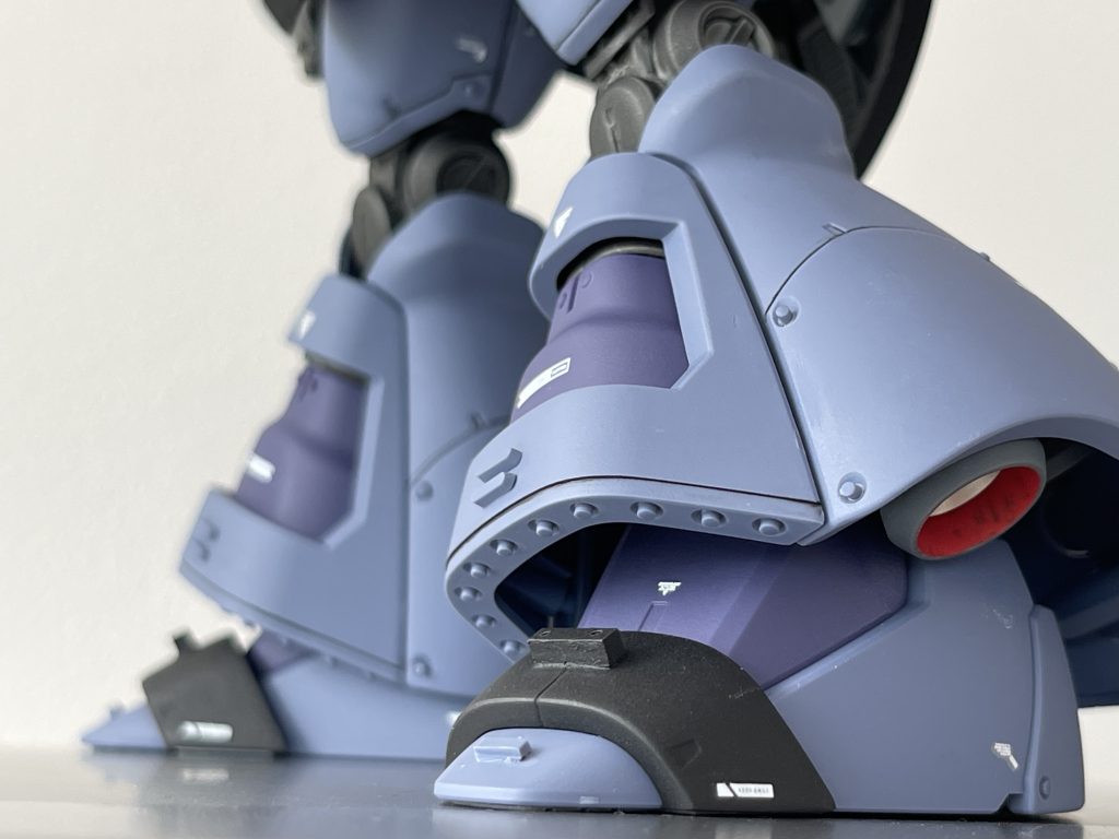 スカート前面部は段落ちさせて、下から伸ばしランナーによるリベットをたくさん入れてみました