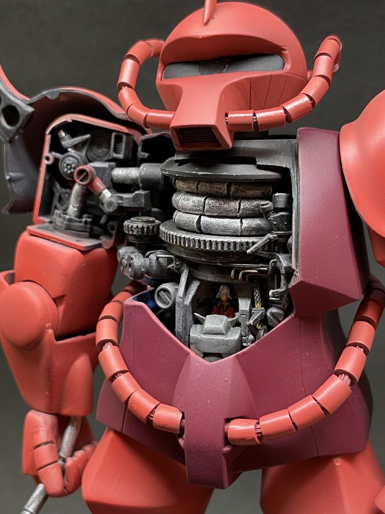 グフの内部を、if設定で作りました。ヒートロッド、正式な設定では、、、伸びる際、腕の中で瞬時に形が形成されて出ていくという、、映画、トランスフォーマ・リベンジばりの構造なんですよね。。でも、ファンの中には、「体の中に収納してる」「腰の動力パイプがムチに」って、思っている人いますよね??と、いう事で、機体の中にヒートロッド巻き取り装置を収納してみました。٩( 'ω' )و