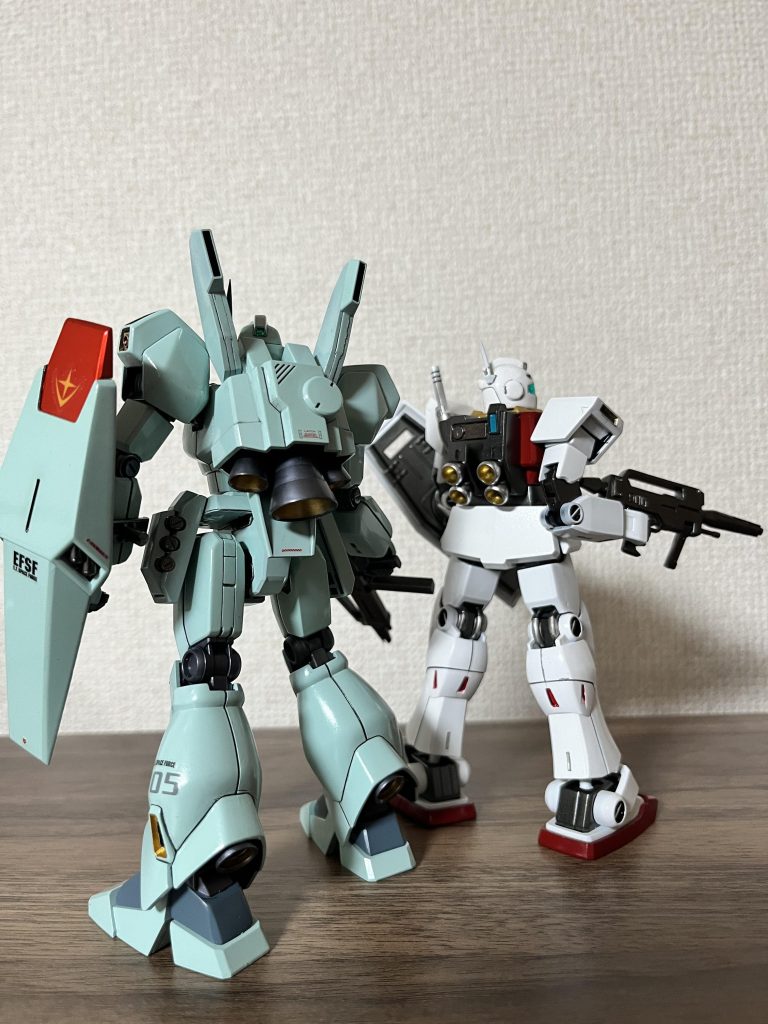 ジェガン後ろ姿もかっこいい。ジムと比べたら大きいんですねー。