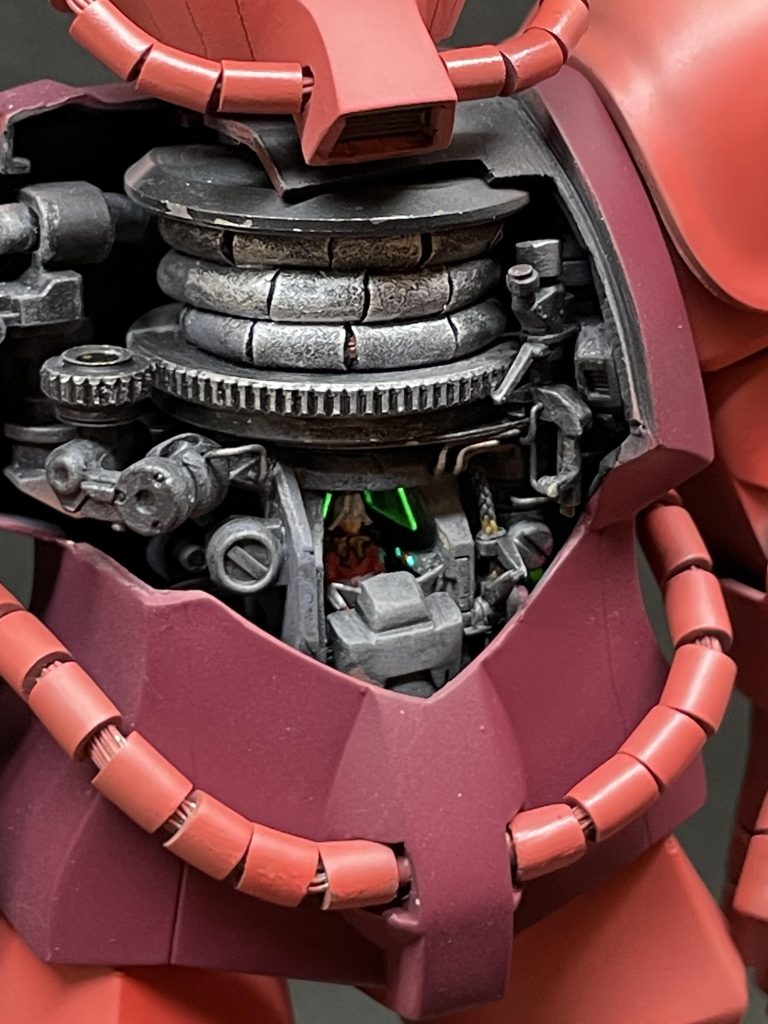 コックピットのモノアイはスイッチで点灯します。側面のモニターはペットボトルを切り取って、横のボタンは光ファイバーで光らせてます。。昭和感を出したくて、4色ほど色を付けたのですが、、光が混ざり、、ほぼ、緑と、赤になってしまいした。。苦笑 グフですが、シャアが乗るという事で、、ハイセンスな