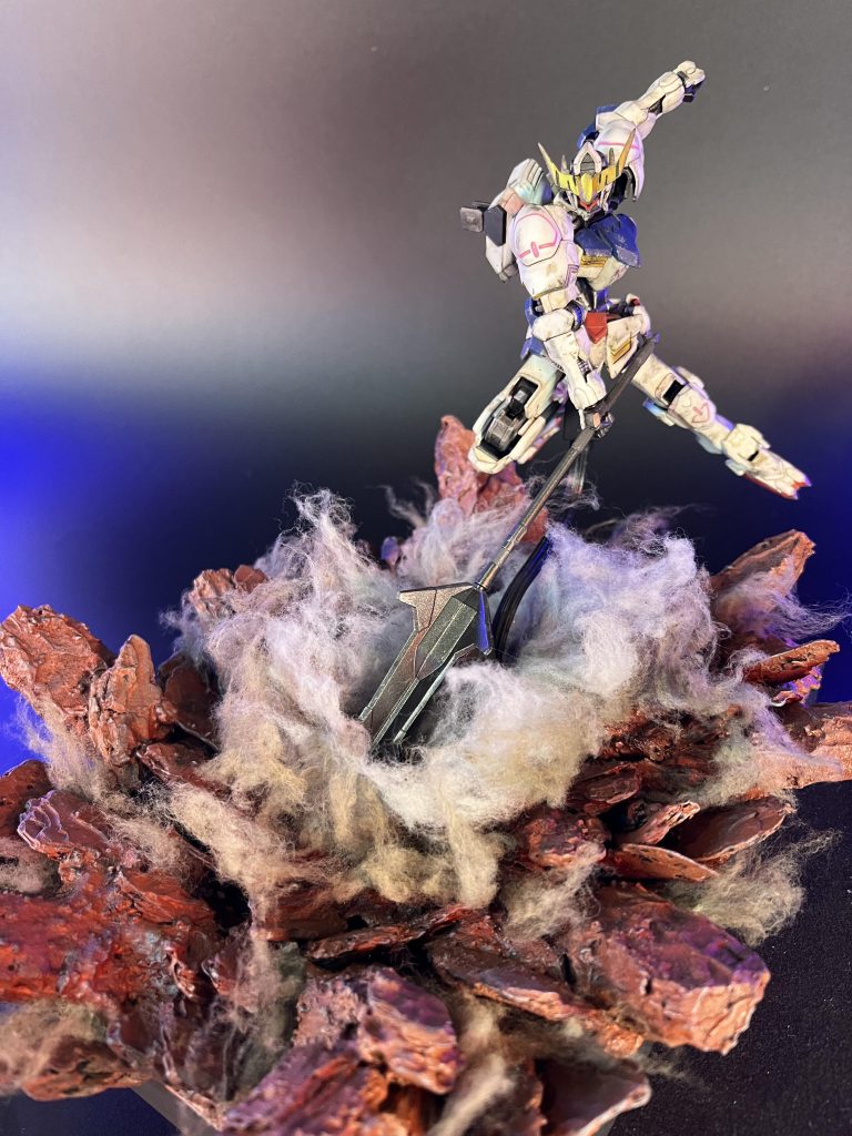 今回は鉄血のオルフェンズの世界感で火星風の色合いにして、バルバトスと合わせて作りましたが、他のキットでもディスプレイ可能な自由にその時の気分でいじれるようにしました！ 