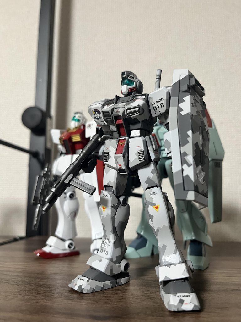 細身でかっこいいジムですね。ライフルをまっすぐ構えられるように少し切った貼ったしました。