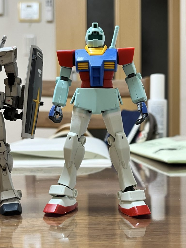 胴体と足をHGガンダムから拝借太ももの付け根はジムのものを移植ついでに太もものとこで2mmほど延長ガンダムのほうが可動域が広いので、いろんなポーズが可能に