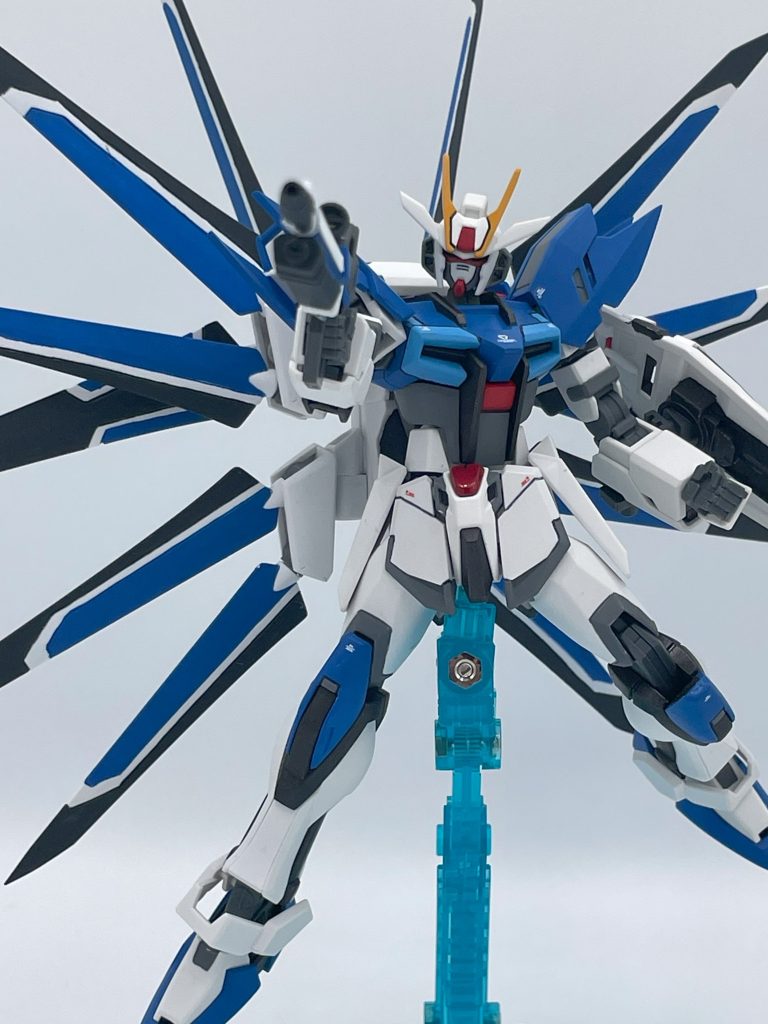 無印SEEDのOPタイトルバックっぽく。舞い降りるフリーダムに脳を焼かれたあの日、私の人生は狂った。