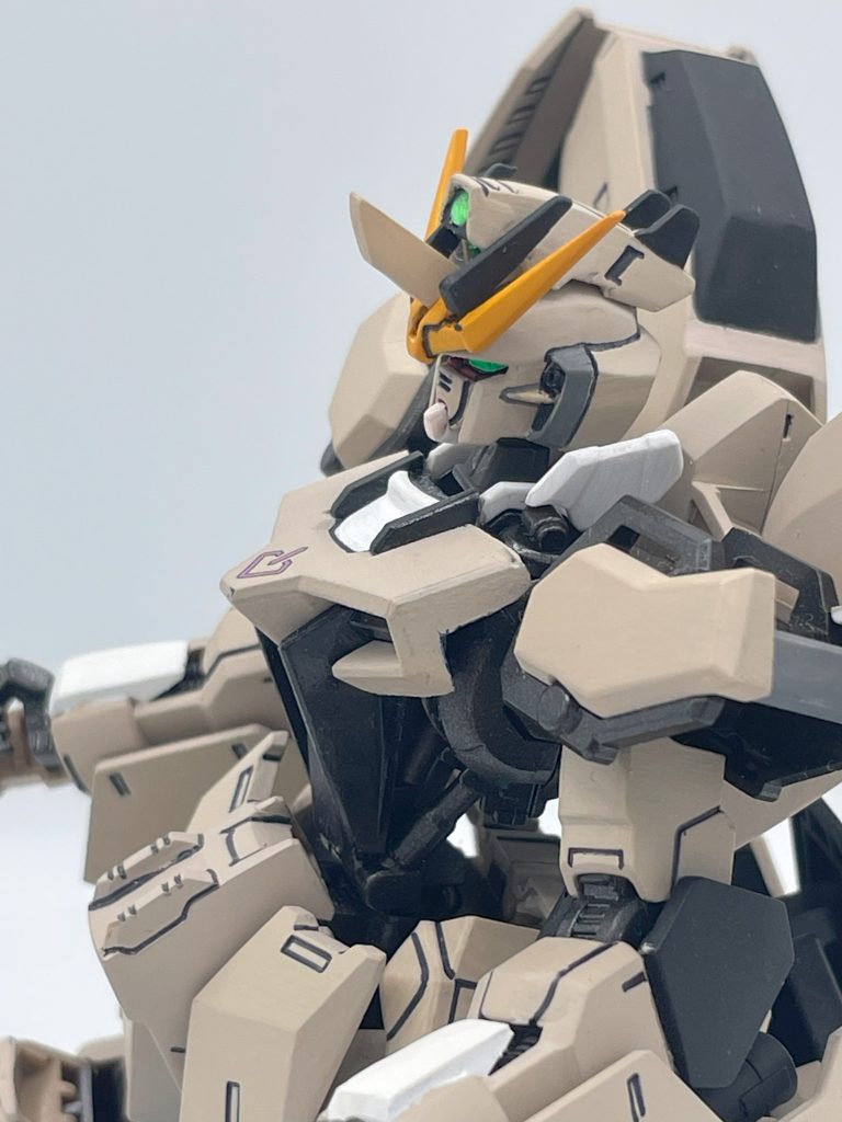 　頭部には好感度センサーが実装されている。また、アンテナの間には本体と同じ素材で鍛え上げられたブレードを装備している。すべての武装を使い果たしても追い詰められたとしても、頭突きによる刺突はコクピットを一撃で貫く。