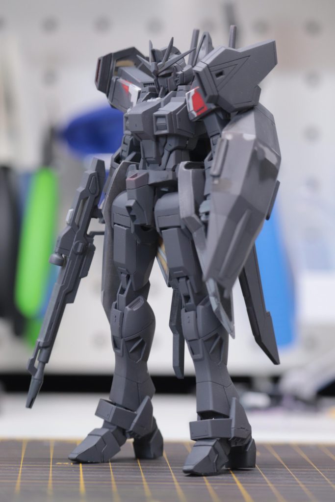 形状変更やパーツの流用のほか盾を4mm、肩アーマー1mmサイドスカートを全面0.5mm・後面1mm大型化。全体的にディテール追加をしています