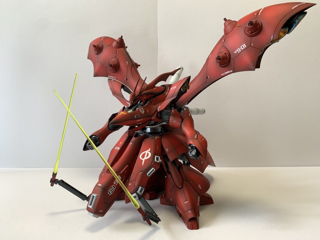 隠し腕でビームサーベル