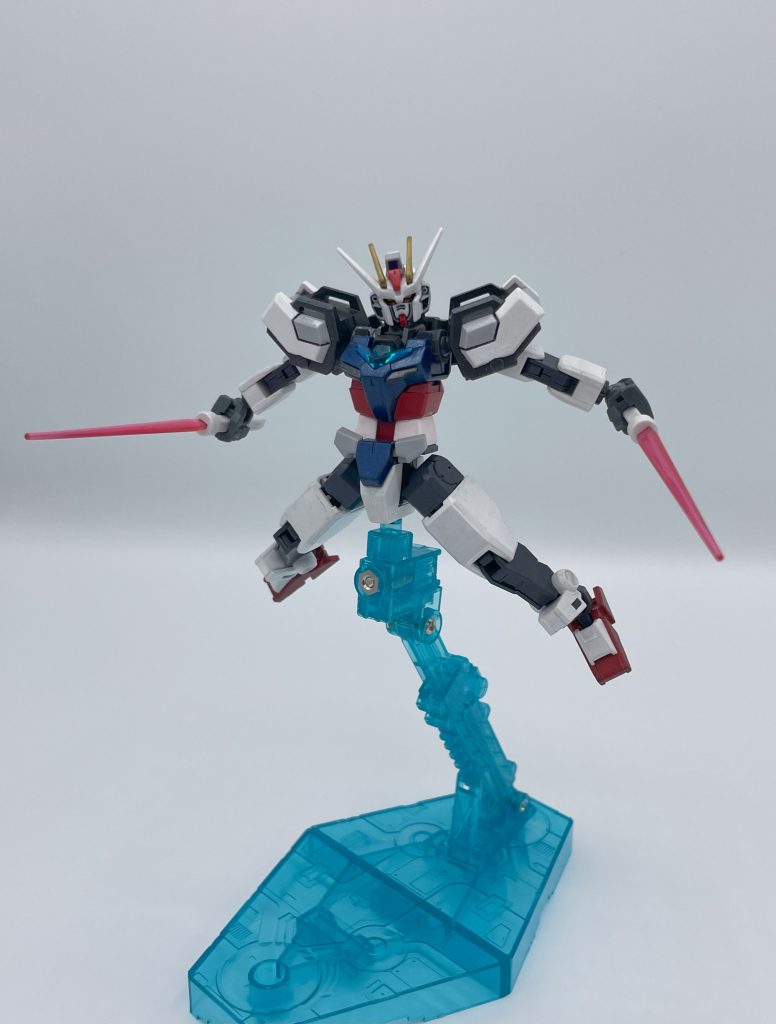 ちっちゃな可愛いストライク!!今回の機体の設定は、”ガンダムではなく” 合体ロボです。漢のロマンです。とはいえ、ストライク=ナイフの図式は私の中で鉄板なので、武装はビームダガーです。