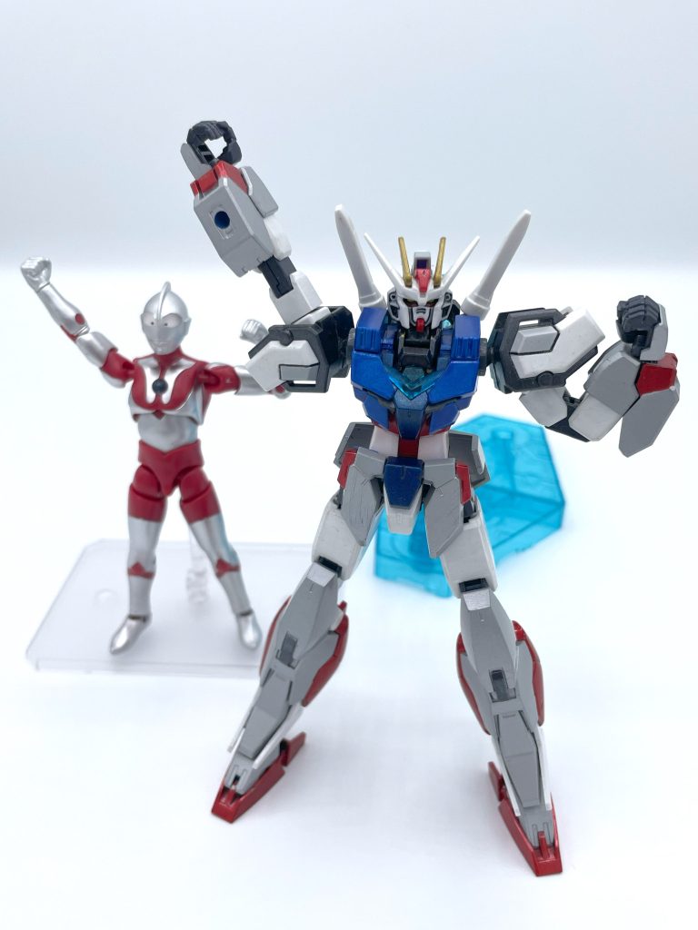 ヘアッ!! シュワッチ!!まぁ、これに尽きますよね(笑)  ガンダムじゃない人でてきたけど、これもバンダイの食玩ですし、まぁ(すっとぼけ)このロボットの名前であるアースライク・ストライクは英語で書くとEarth Like Strikeそう、大好きな人がいる地球を守るために攻撃する機体なのです(笑)元ネタがウルトラマンなので、この状態で戦えるのは当然3分!胸のクリア部分がピコン♪ピコン♪ と赤く点滅し始めたらピンチだよ。