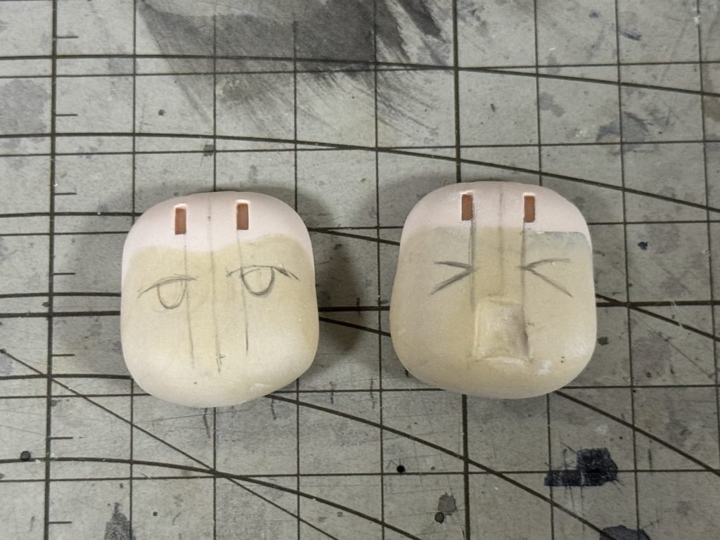ちょうどキットに二種類の表情パーツが付いていたので泣き顔と呆然顔の二種を作り分けました。　これはバランス確認のための表情下書き。　