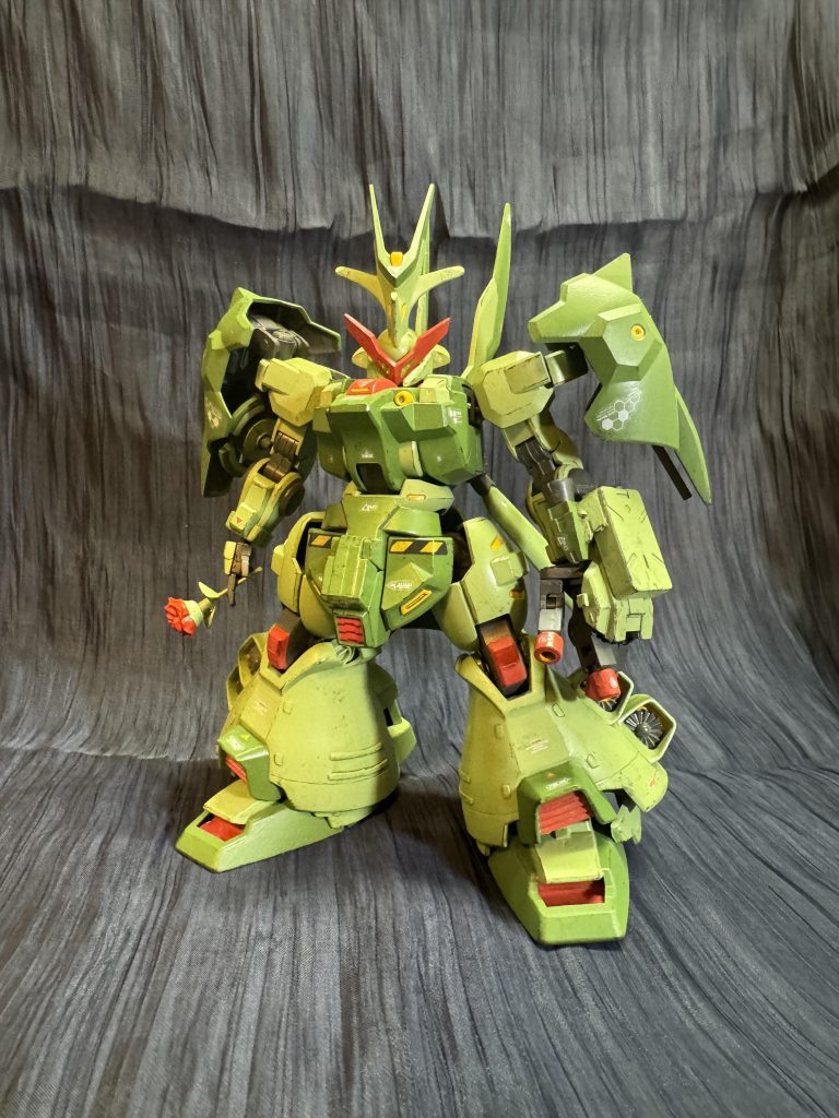 作りつつ、その後のグエルは何してるだろう?身分を隠して株式会社ガンダムの助っ人なんぞしてるのだろうかと妄想を広げ、助っ人と言えばタキシード仮面かなと薔薇など持たせたりとキャラ付けしました。