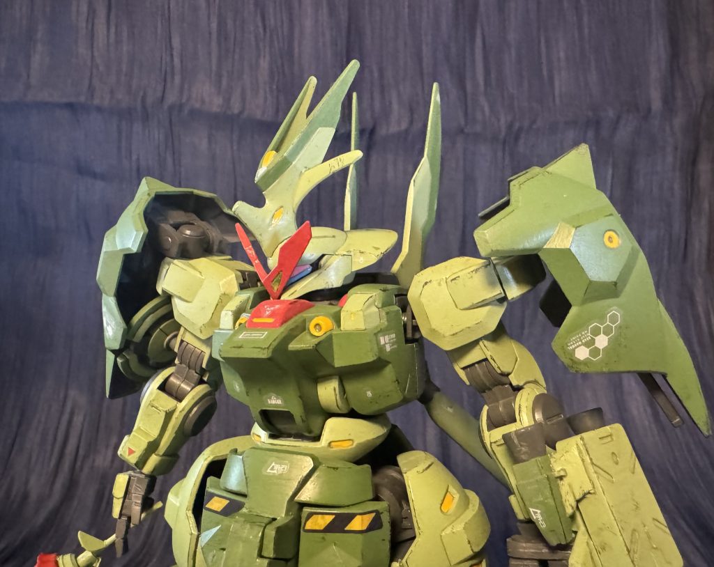 タキシード仮面と言えばドミノマスク。横も覆うつもりでしたが隠しきれてない感が可愛いかなとそのままに。