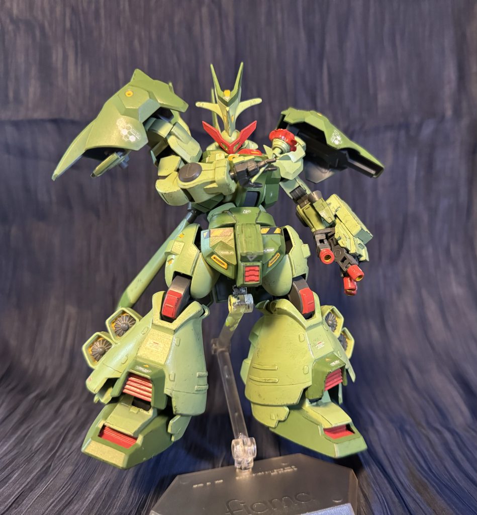 ジュタークヘビーマシンナリー社製と思われるがその正体は謎。パイロットは謎の御曹司。一部からは「ボブに似ている」と騒がれているが正体は謎。地球との争いを、学園の決闘方式で解決しようと言う案を持ちかけ、それを興行として儲けようとするプロモーターの口車に乗ってしまったミオリネCEO。しかしスレッタは入院中でありスペーシアン側のエースは現在不在。制止を聞かず病床から遠隔(ゲームコントローラー)で決闘を受けるスレッタだったがやはり状況は不利、しかもプロモーターの卑劣な八百長試合に持ち込まれ危機に陥る。そこへジュターク仮面と名乗る謎の男が株式会社GUND-ARMのピンチに颯爽と駆けつけた。