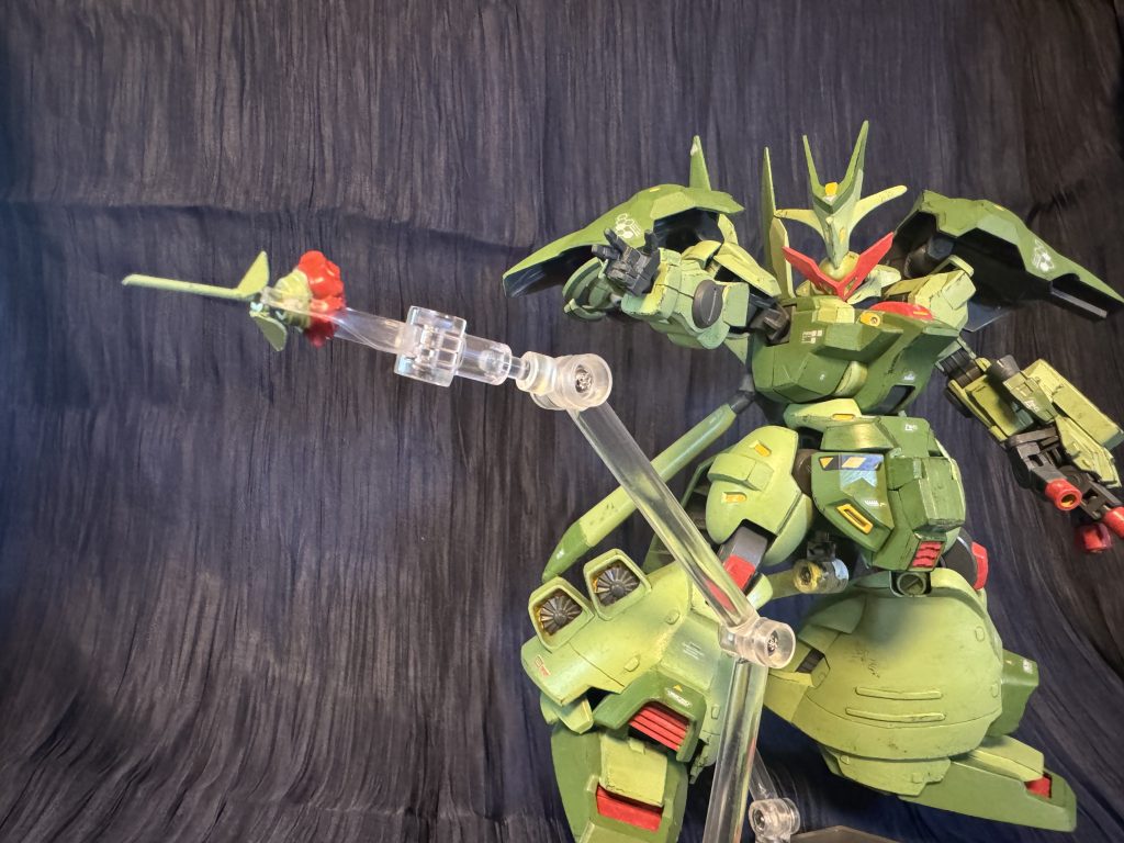 ブラッディーローズ突き刺した相手のエネルギー粒子を吸い付くし、大輪の花を咲かせて大爆発する死の薔薇。刺さったら最後、決して抜く事は出来ない。