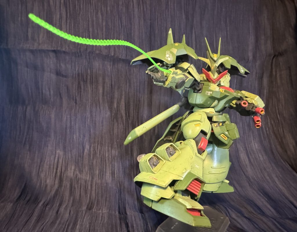 メイン武装・ビームウィップ強キャラ感を演出する切断鞭。フライトタイプの脚部使用してるからにはグフ要素も足さなきゃと格闘武装豊富に設定、古き良きロボットプロレス機体としました。あと、最初はそのままグエル機の赤で塗ろうとも思ったのですが、薔薇と言えばマシュマーだよねとガルスJやザクIII改の配色を参考にします。