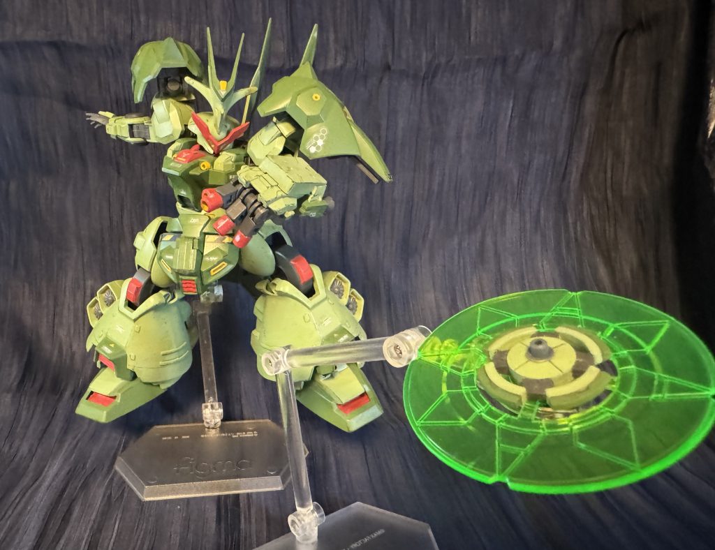 シールドドローンとしても活用可能な投擲武装。