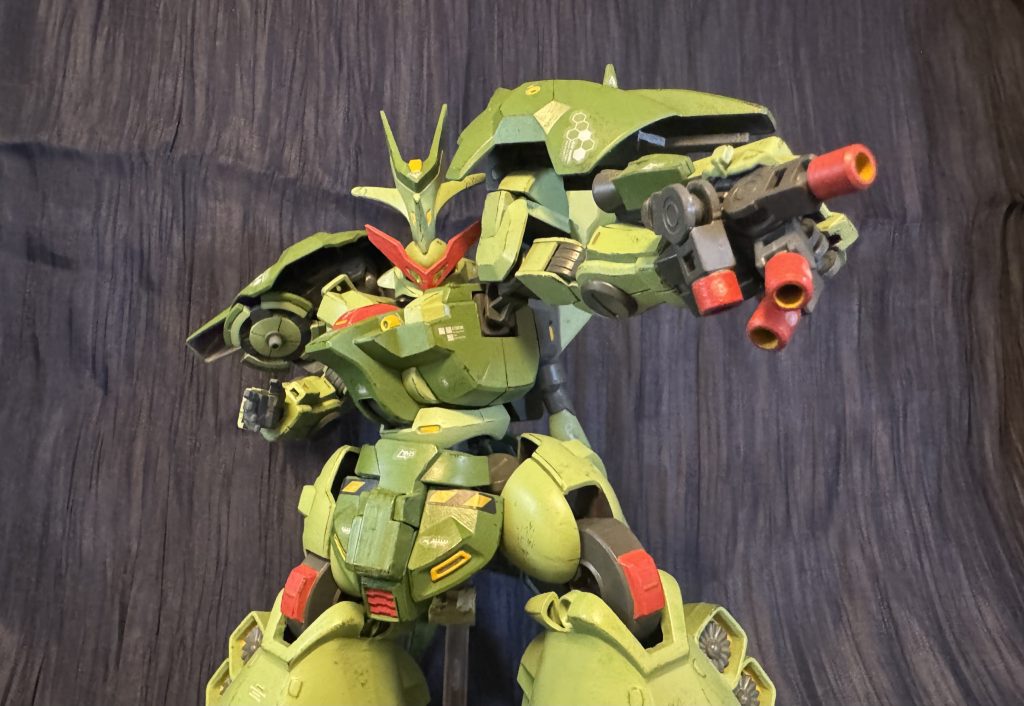 4連ハンドビーム砲。ここは可動指にしたかったのでボールデンのパーツを使いました。