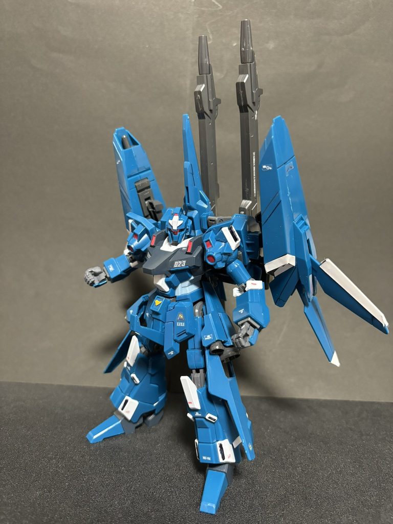 成形色そのままにツヤ出しスプレーのみ吹きました。あとアクセントになるかと思い余っていたデカールを貼りました。