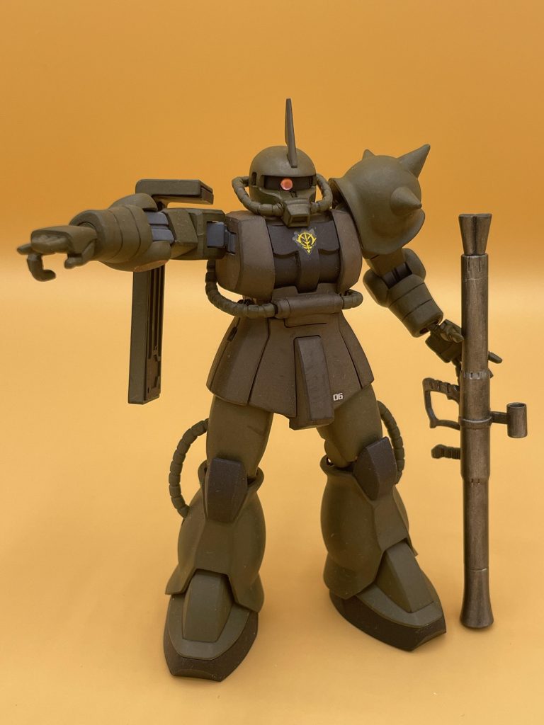 指揮官？のザクⅡです。リニューアルされたＨＧＵＣも傑作ですけど、この旧ＨＧＵＣのザクも味わい深くて好きなんですよね。 