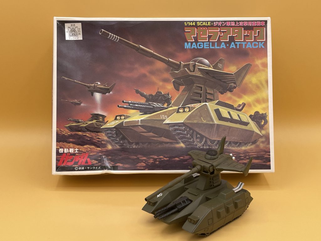 　旧キットとはいえ、こいつはバンダイさんの生んだ傑作キットの一つだと思います。リバイブとか要らないんじゃないかな。出たら買うけど(笑)　　　　よく見たらマゼラトップのウイングかたっぽ無いｗ  どこいったｗ　そして何よりこの箱絵！ この箱絵の渋さに、私の脳は焼かれました。実際に大地を進軍してくるかのような、リアル路線でド迫力。ボックスアートにあまり関心はない方ですが、これにはやられた。