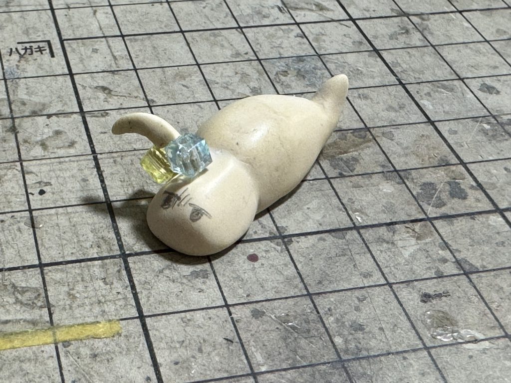 つちのこ余ったエポパテで作成。フルスクラッチです😅特徴的な髪飾りは百均にちょうど良さそうなビーズがあったのでそれをそのまま使用しています。　　