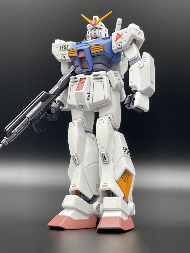 旧き良き時代のHGUCの『ガンダムNT-1 ALEX』です。この時代のキットは可動範囲も狭いし、色分けもイマイチですが、こうしたガワラ立ちが本当に映えますね。普通にカッコいい。    むしろあたたかくて、安心を感じるとは… OVAで登場したニュータイプ専用機NT-1ですが、ザクⅡ改との戦闘で大破してしまいます。そのため、パイロットとして想定されていたであろうアムロのもとまで届くことはありませんでした。 しかしガノタという地球に住む人々は、バーニィの最後に刻の涙を流しつつも(こいつがアムロに届いていたらア・バオア・クーではどうなったんだろう…)という妄想を止めることは出来ませんでした。私もその例に漏れず、手を出してしまいました。この世にはいったい何体の『アムロ専用NT-1 ALEX』が作られたのでしょう。