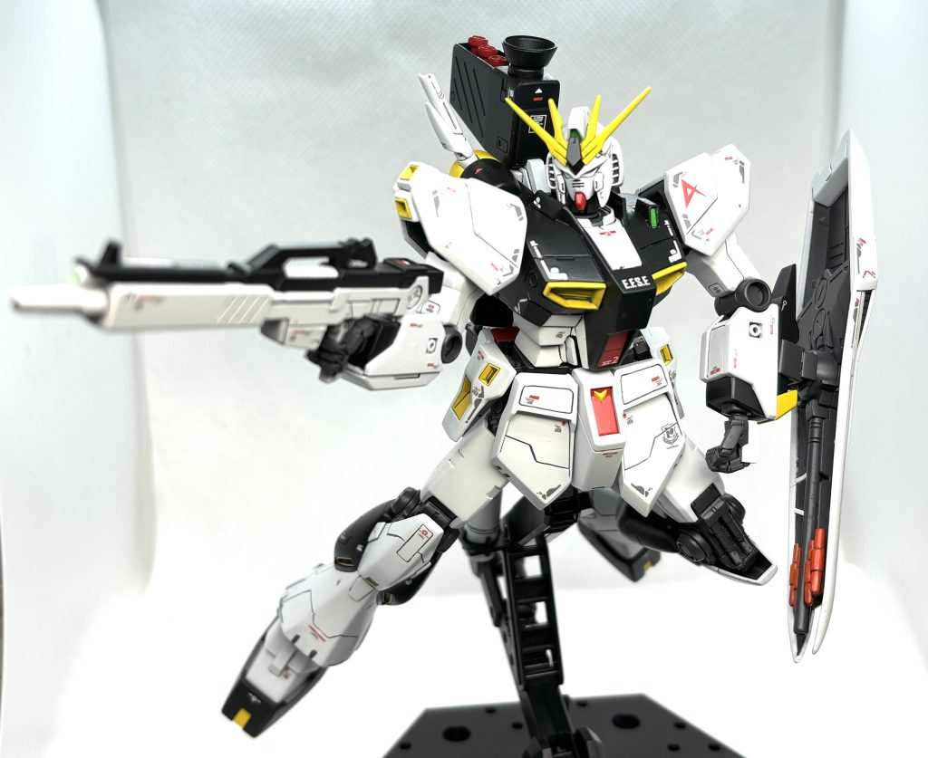 HGUCのパッケージイラストのようなアクションポーズ!いつかはフィンファンネルをバラ買いして製作して装着したいです!