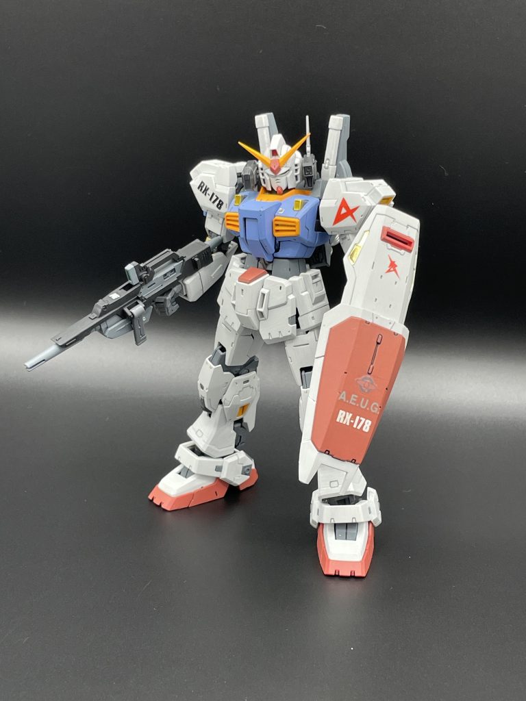 カミーユに強奪された後、アムロに強奪された『ガンダムMK‐Ⅱ』(RG)です。悪名高き?初期RGのキットですが、このガンダムマークトゥーは傑作ですね。立体化されたMK‐Ⅱの中では一番好みです。 こちらはプレミアムバンダイで発売された『ガンダムMK‐Ⅱ RGリミテッドカラーver.』の彩色を参考に、筆塗り塗装したものです。当時は、淡いカラーリングにすることが正義だったんです自分の中で。