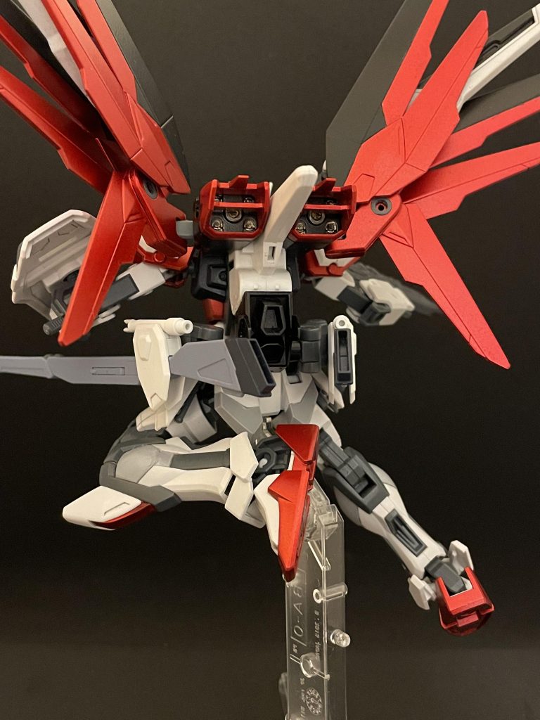 展開時のバックショット。エールストライカーのスラスターに地味にガンダムマーカーゴールドを入れてます。