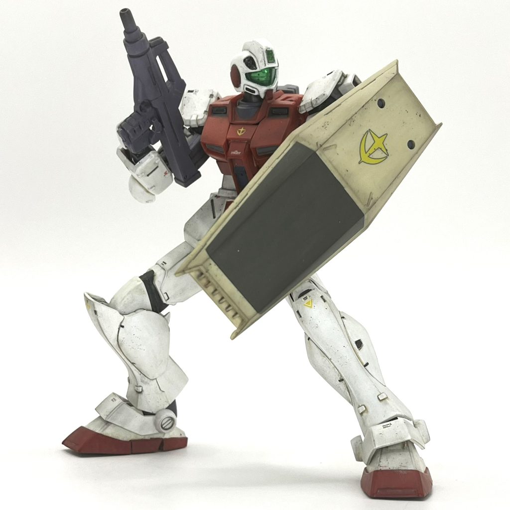 塗装前に中性洗剤と超音波洗浄機で脱脂し塗装しましたが、PS素材に比べるとやはり塗料のノリが悪いのと、構造的にパーツ同士が干渉しまくるので動かすたびに剥げます。めちゃくちゃ動くアクションフィギュアなのに剥げるのが恐くてグリグリできないので、ROBOT魂への全塗装は微妙だなと個人的に思います。が、スネのど真ん中でモナカ割りされていたりと、箇所によっては旧キットばりの分割なので我慢できず今回は修正&全塗装に至りました。