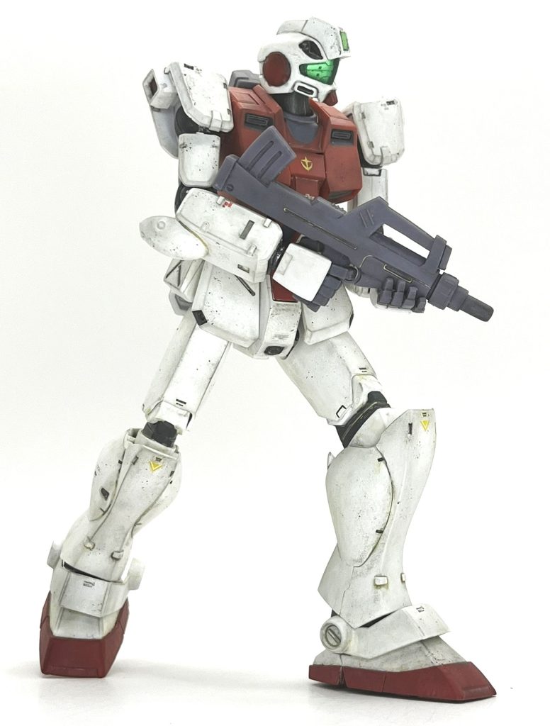 一般兵士が最前線で泥臭く戦うというのが作品のテイストなのと、塗装のアラを隠すためにがっつり汚しました。前回のマツナガザク同様、ウェザリングカラーのマルチグレーを使いましたが非常に満足のいく汚れ方をしてくれました。マルチグレーでウォッシング後、他のガンプラと同様、砂やスス、錆汚れ、チッピングをざざっと施し完成です。