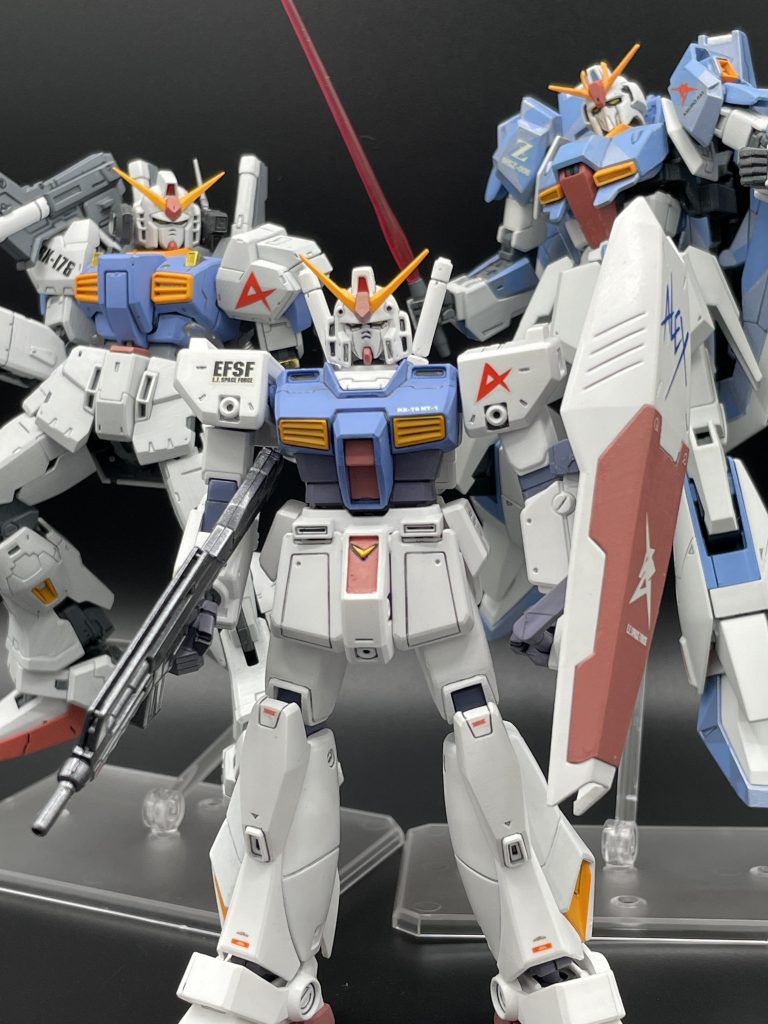 アムロ3兄弟。あまり上手な筆塗りとは言えないけれども、自分で作ったものには愛着が沸きます。キットの発売時期はバラバラですけど、どのキットにも一長一短があるのが、ガンプラの面白さですね。単純に「古い=悪」とはならないのが、模型趣味の良さであり、再販を重ねて下さるバンダイ様には感謝感激雨あられ。願わくば、もう少し生産量を増やして頂き、好きなキットを好きな時にお店で手に取れるようになれば、さらに幸いでございます。    だがトリ〇タン、てめーはダメだw(冗談)