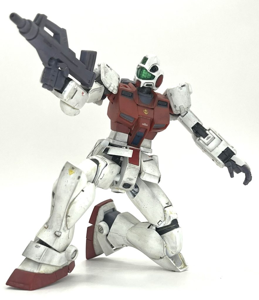 嵌め殺しの箇所も多いのと、分解しようと思えばできそうだけど破損が恐い箇所がいくつかあり、とりあえず簡単に分解できる範囲で分解し、塗り分けはマスキングで対応としました。素材は調べましたがどこに何が使われているかよく分からずでしたが、とりあえずPSではないので合わせ目は「接着剤ムニュ」手法は使わず、瞬間接着剤やラッカーパテを盛って対応しました。