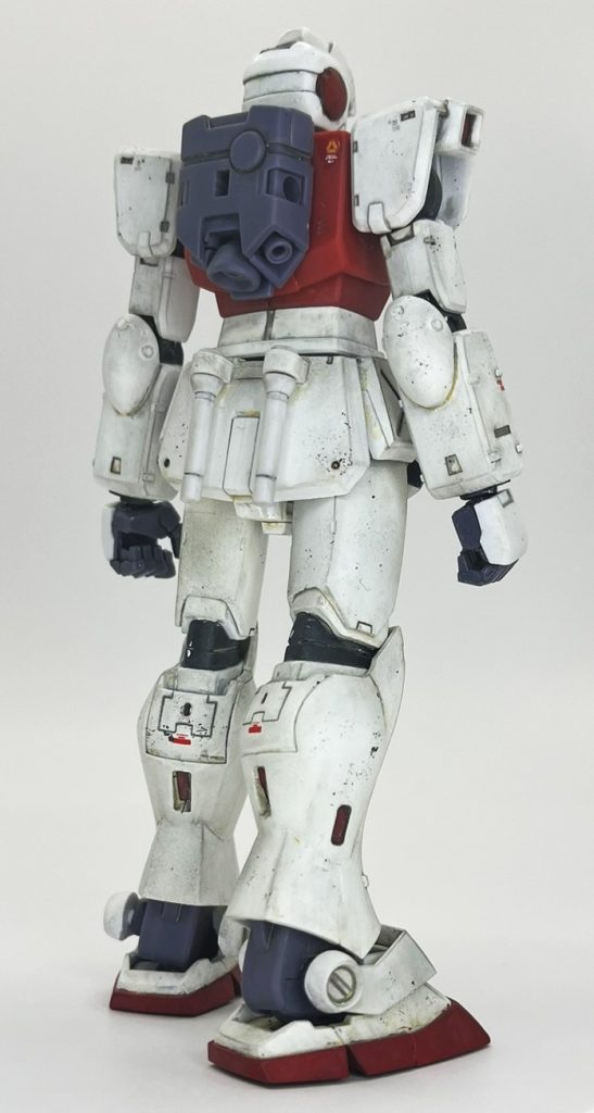 一見して普通のジム・コマンドですが、バックパックがゲームの設定画通りに再現されており、特徴的なシールドも付属し完成度は非常に高いです。可動範囲は言うに及ばず驚愕の一言に尽きますが、結構目立つ合わせ目やビスが露出しているのがガンプラモデラー目線ではどうしても気になってしまいました。