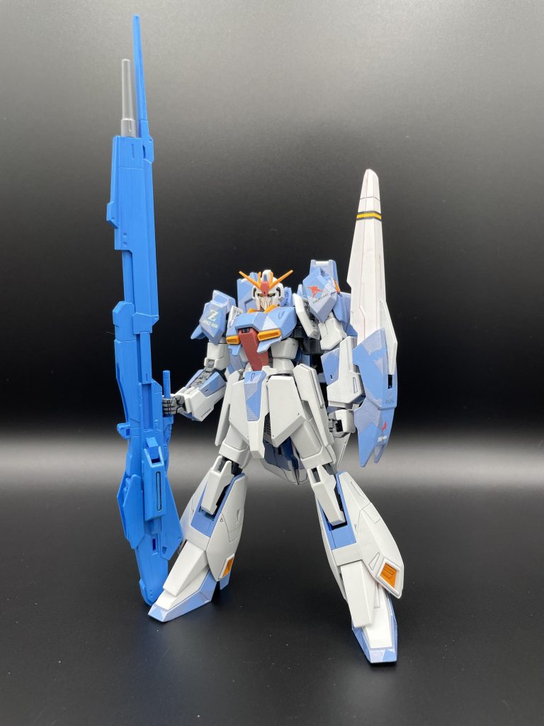 こちらはリバイブ版HGUCの『Zガンダム』です。新旧どちらのHGUCも組み立てましたが、どっちも好きです。…そう思うとリバイブ必要なかった説まである。 このZも、プレミアムバンダイのRG『ゼータガンダム RG リミテッドカラーver.』の彩色を参考に塗装しました。 筆塗り塗装がメインの私ですが、この作品にはスプレーを使っています。なぜなら、私の技術ではこのスプリッター迷彩を絶対に再現不可能な自信があったからです。しかし、筆塗りモデラ―の意地もありまして、下地のすみれ色?の部分は筆塗りで塗装しています。筆塗り塗装→マスキング→スプレー塗装の順で塗装していきました。 たしか、タミヤのパールライトブルーを吹いたのかな? この色味がとても気に入って、鉄血のオルフェンズのガンダムヴィダールも、この色でスプレー仕上げしたことがありました。筆塗りモデラ―の意地どこいった笑  ちなみに、シールドは余っていた白サフ(缶)を吹いてごまかしています。筆塗りモデラ―の意地どこ… ちなみに、余っていた白サフというのは・・・・コイツhttps://gumpla.jp/hg/2028946の特務隊仕様を作った時の余りものです(笑)