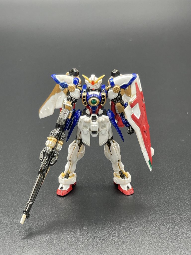 まずはウイングガンダム。小さいのに、本当に造形がパキッとしており、ディテールもこまやか、大胆なアレンジが効いています。 合わせ目消しをさぼったので、少し成形色が透けています。まだまだ精進が足りませんね。。。