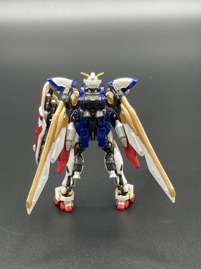 ウイングガンダムの象徴とも言える翼(バックパック)です。ゴールドで塗装したので、本来のイエローよりもゴージャスに感じます。 脚部のバーニアは、本シリーズならではのアレンジだと思うのですが、これはこれでカッコいいですね。