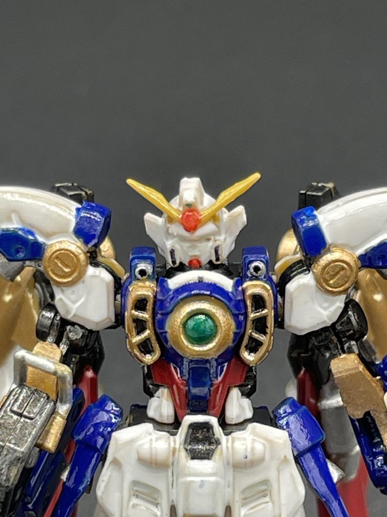 バストアップ。ツインアイもメタリックグリーンで塗っているのですが、上手く写真に収めることが出来ませんでした。 ちなみに、アンテナのイエローは成形色をそのまま使っています。手抜きを積極的にバラしていくスタイル(笑)