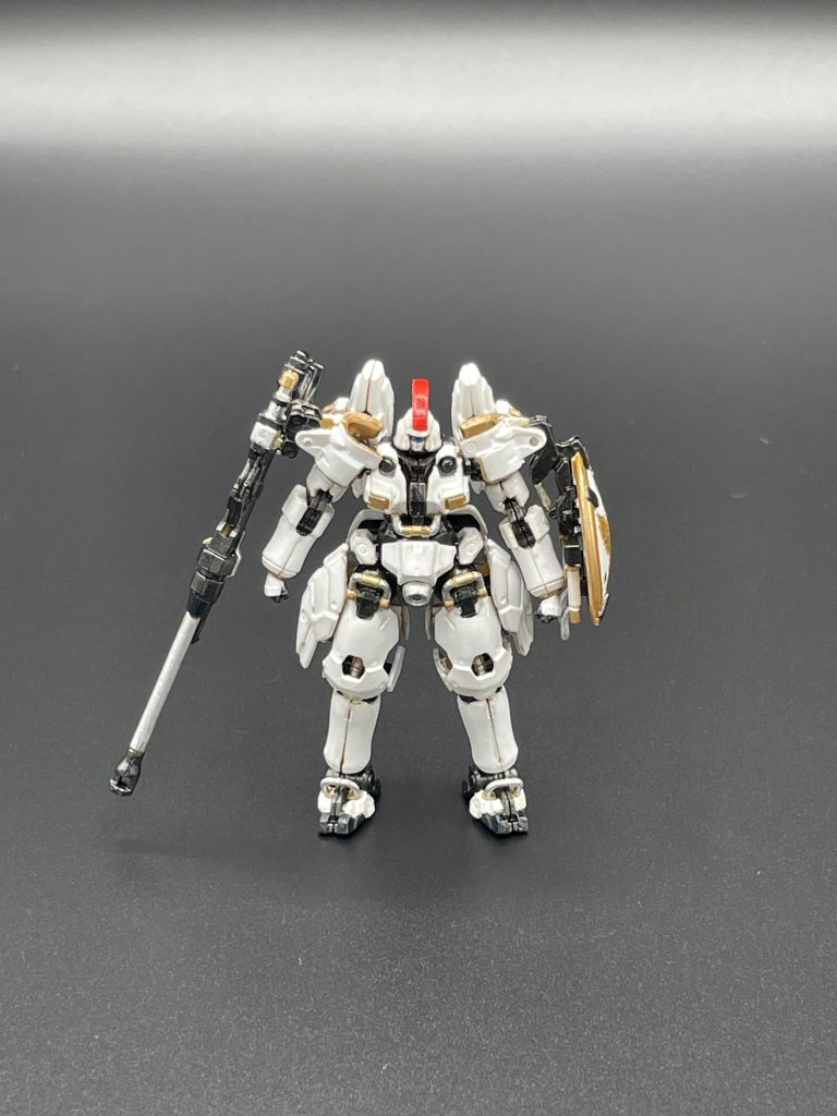 続いてトールギス。こちらも安定して合わせ目消しをサボってます。個人的な感想としては、ウイングよりもトールギスの方が塗装の完成度は上かなと思います。