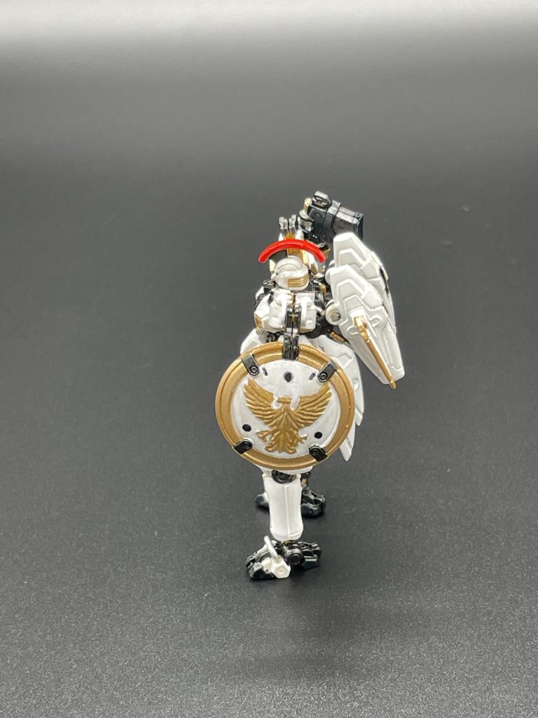 特徴的なシールド。白×金の機体はエレガントですね。