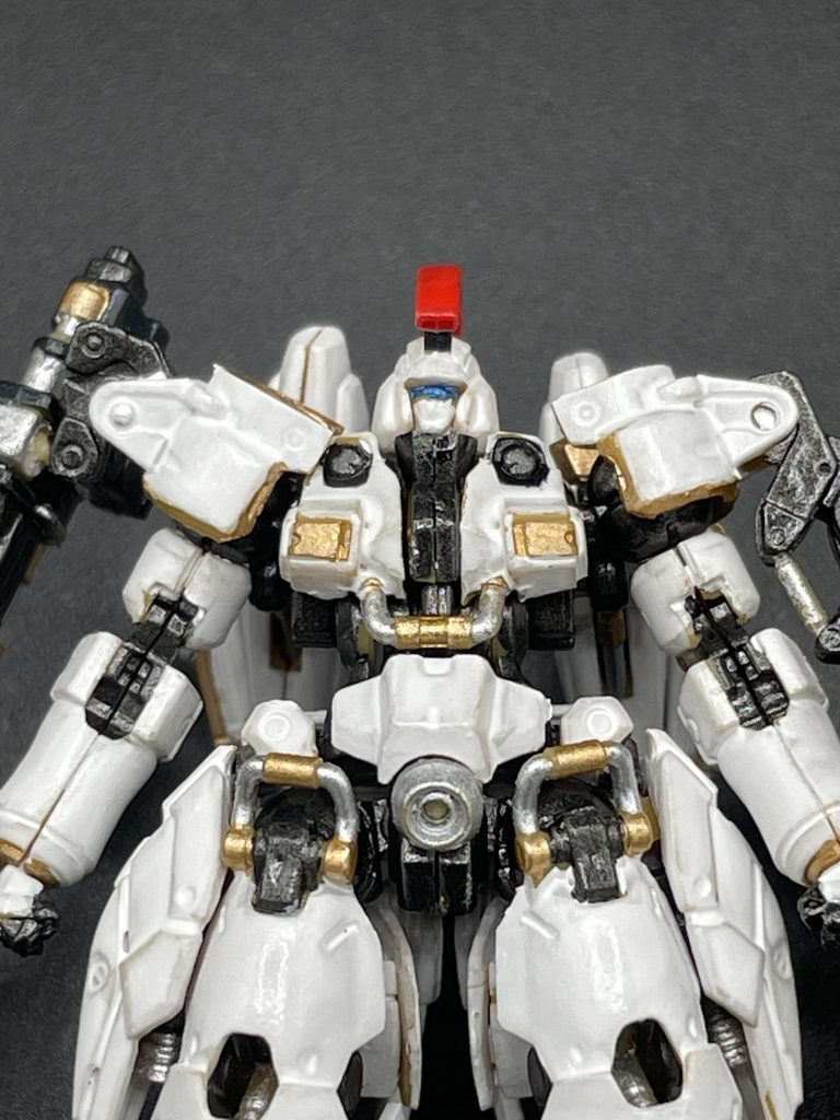 バストアップ。各所のシリンダーが、ディテールを上げていてカッコいい造形になっています。ウイングで目の塗装が控えめ過ぎたので、こちらはややオーバー気味(笑)